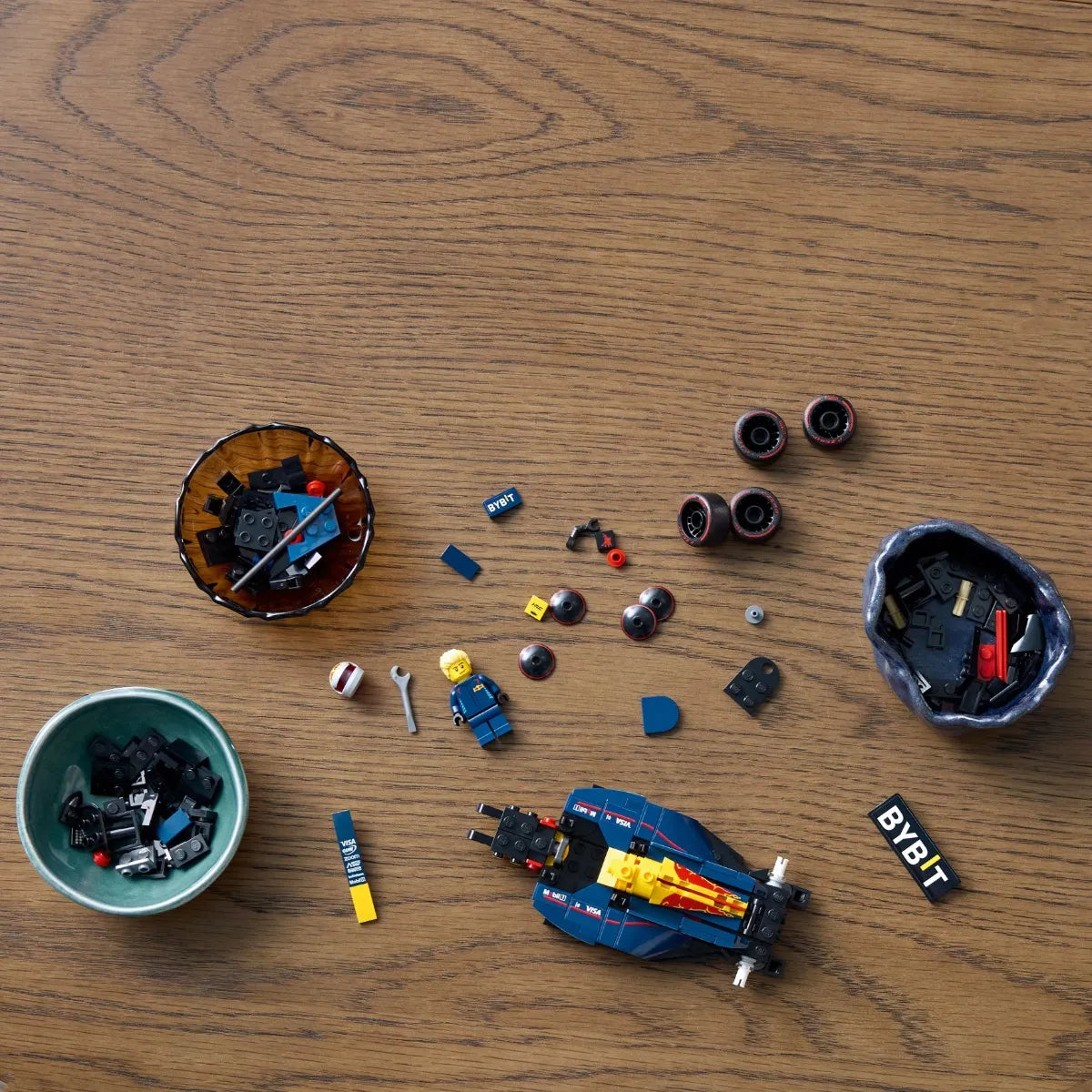 69  - Carro De Corrida com Piloto RB20 Oracle Red Bull Racing Formula 1 77243 Lego
