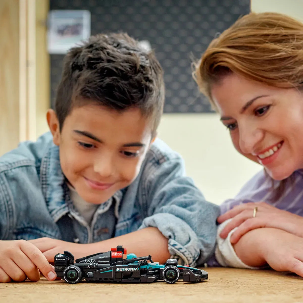 LEGO Speed Champions Carro de Corrida Mercedes-AMG F1 W15 77244; Carro de Fórmula 1 de Brinquedo para Montar e Colecionar